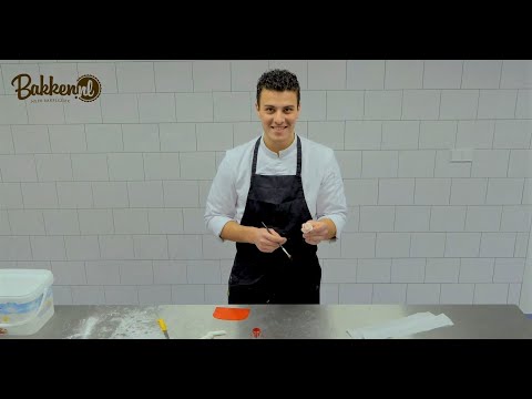 Roosjes Maken Van Fondant: Een Creatieve En Smakelijke Decoratie.