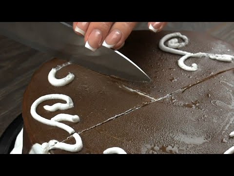 How to Cut a Round Cake (4 Ways)